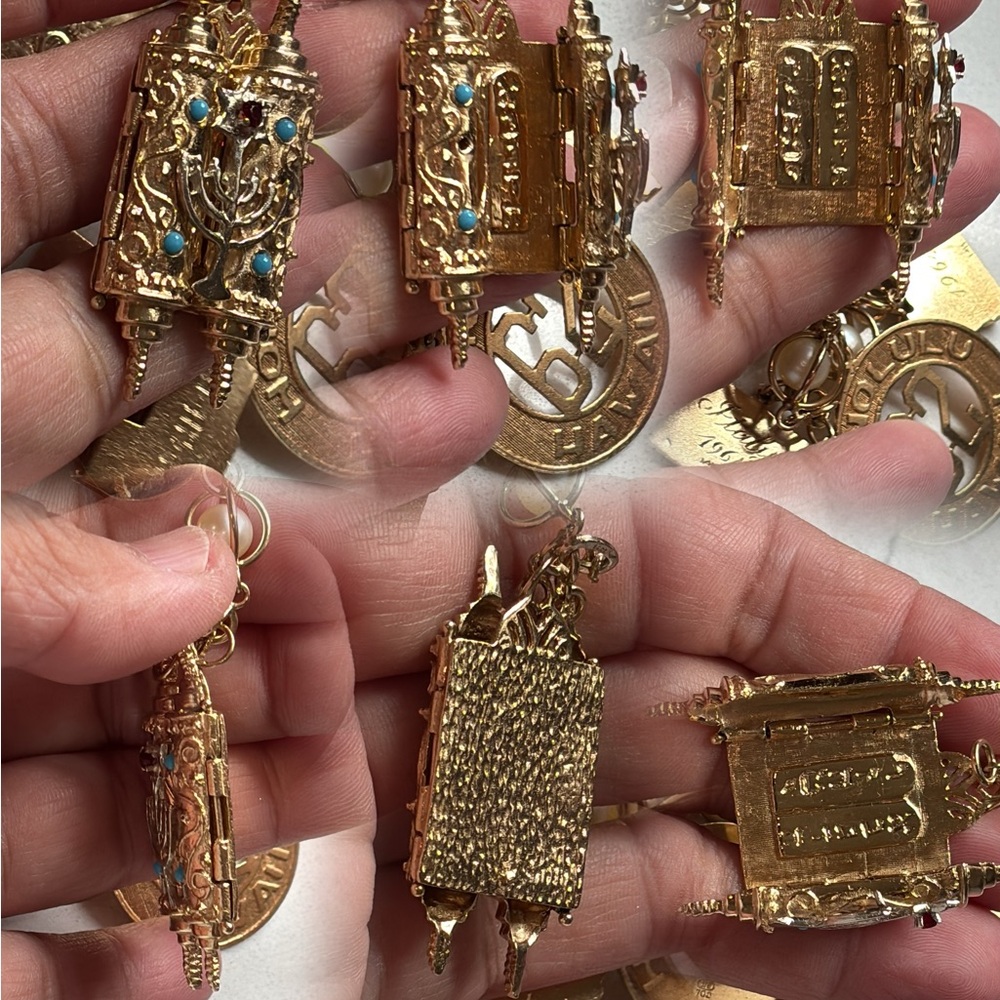 ✨NO LONGER AVAILABLE✨ 
Vintage Solid 14k Gold Charm Bracelet ( 63,4 GRAMS ) - Picture 12 of 17